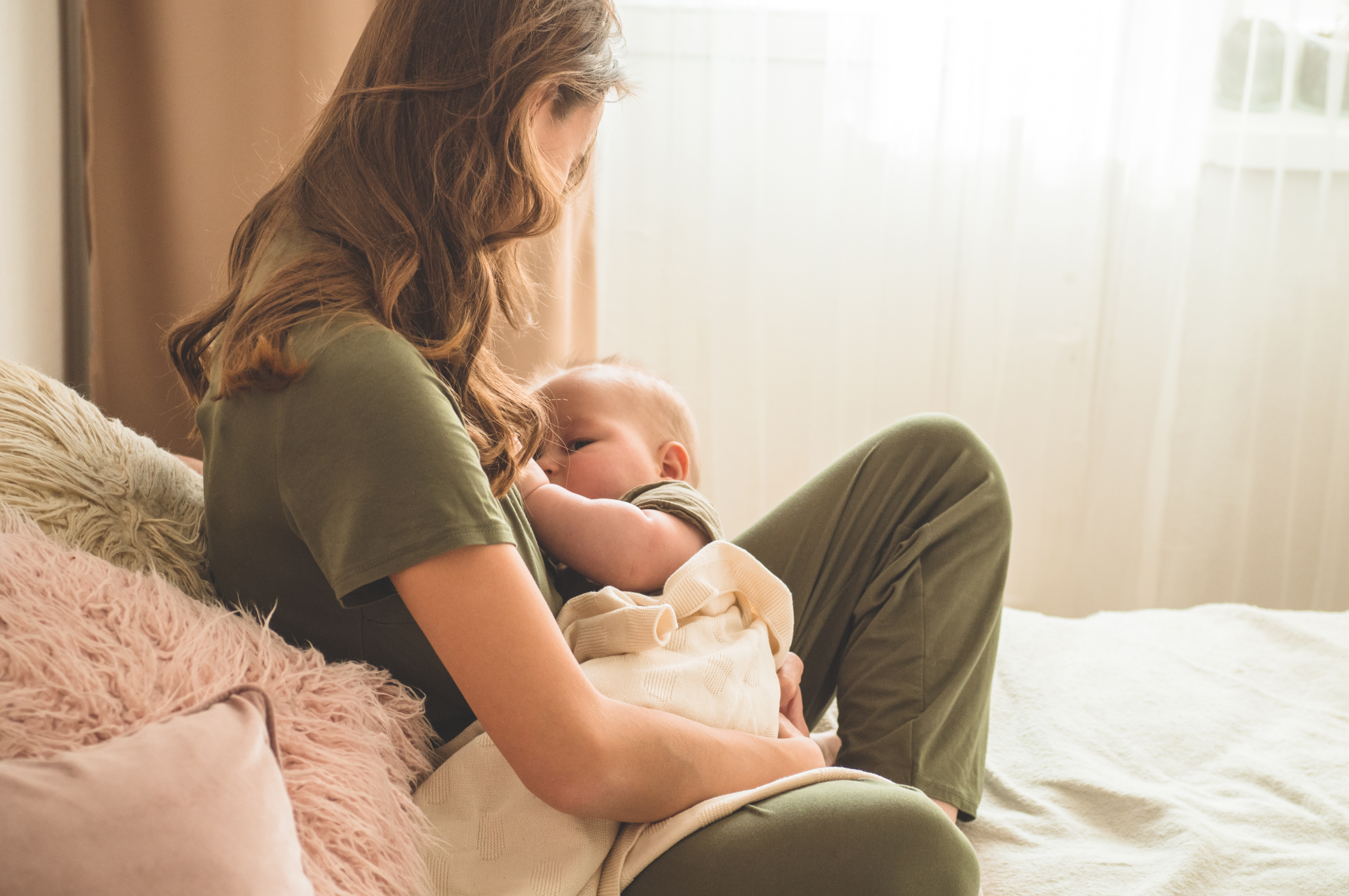 maman qui allaite son bébé