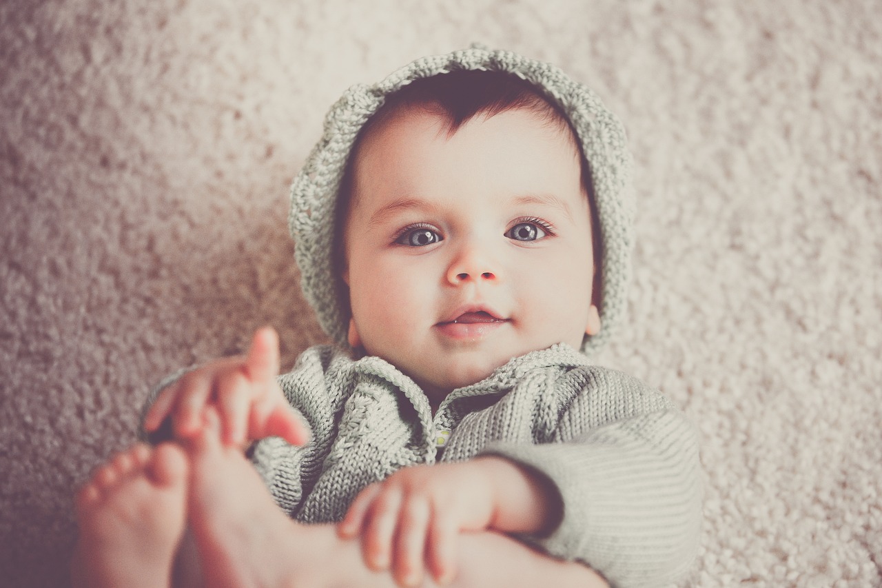 bébé fille mignonne