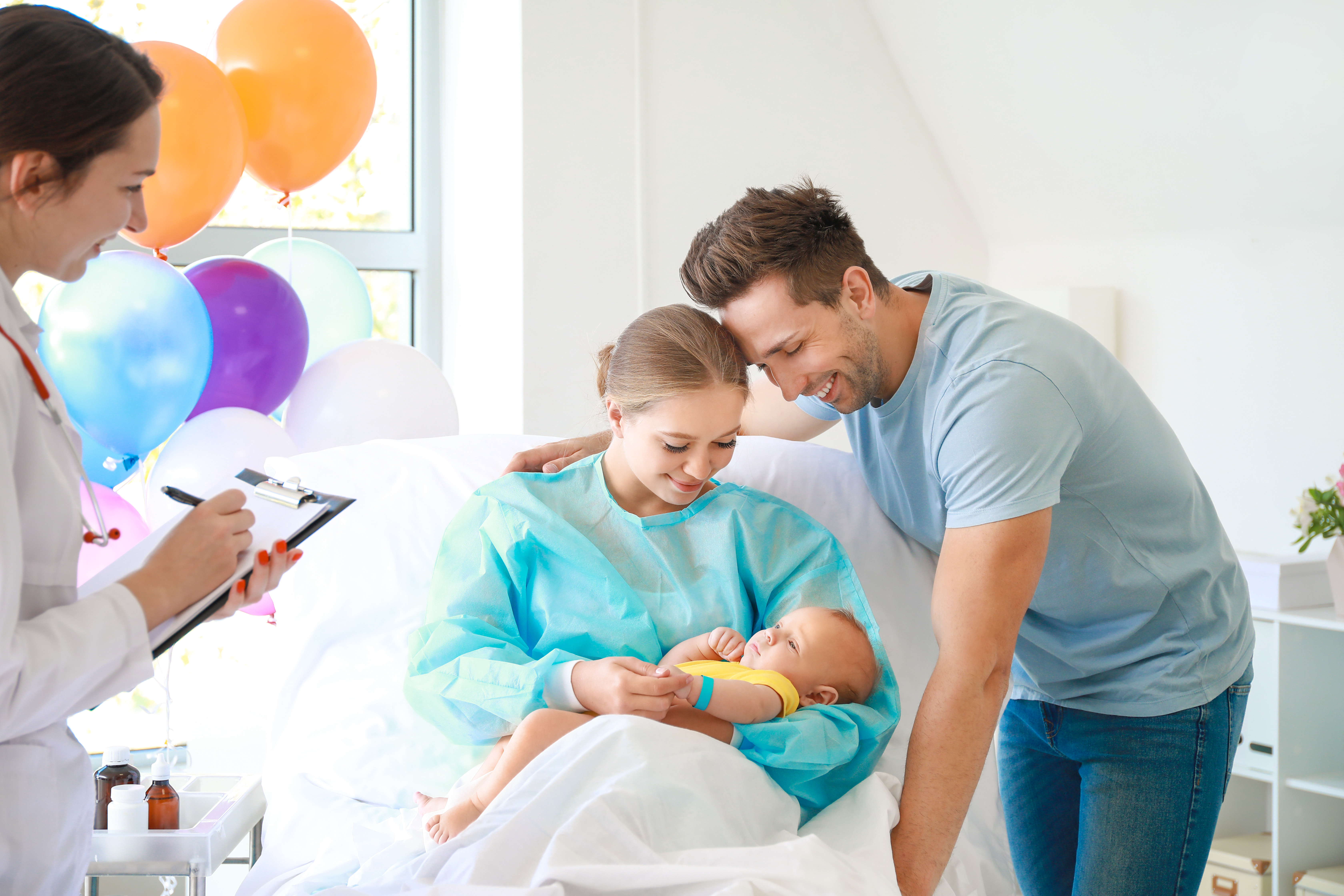 Parents dans une chambre à la maternité avec un nouveau né