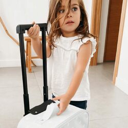 Quand la valise de bébé à la maternité devient son futur accessoire de voyage 😍 . 💡Anse télescopique et taille bagage cabine : 30 cm de large x 40 cm de hauteur x 20 cm de profondeur . #mapremierevalise #valisematernite #bagage #valise